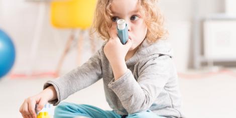 Enfant avec inhalateur pour l'asthme